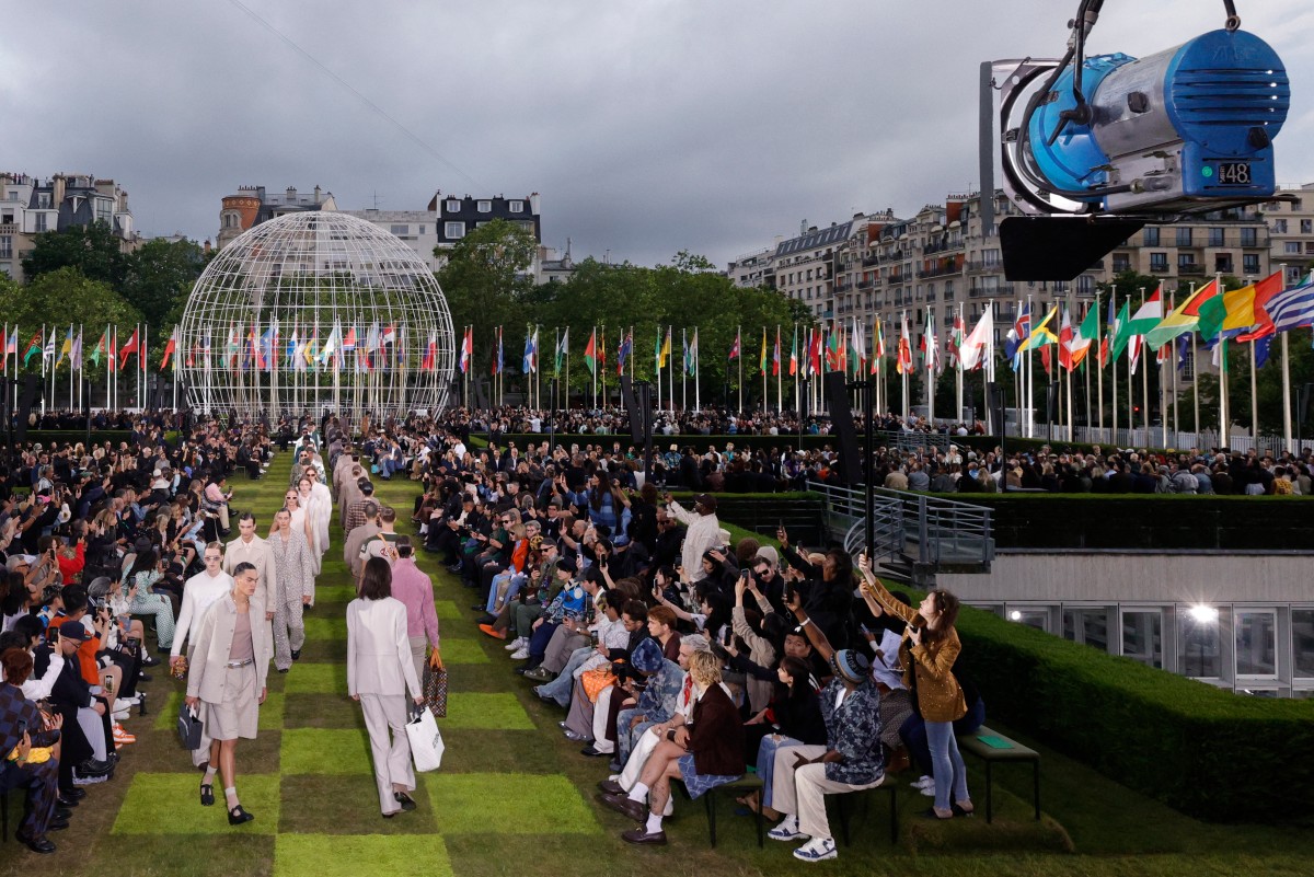 فاريل وليامز يفتتح أسبوع الموضة في باريس بعرض لـ لوي فيتون بمقر اليونسكو (صور)